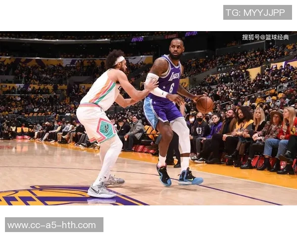 湖人失误频繁如被抄截马刺利用转换进攻给予惩罚